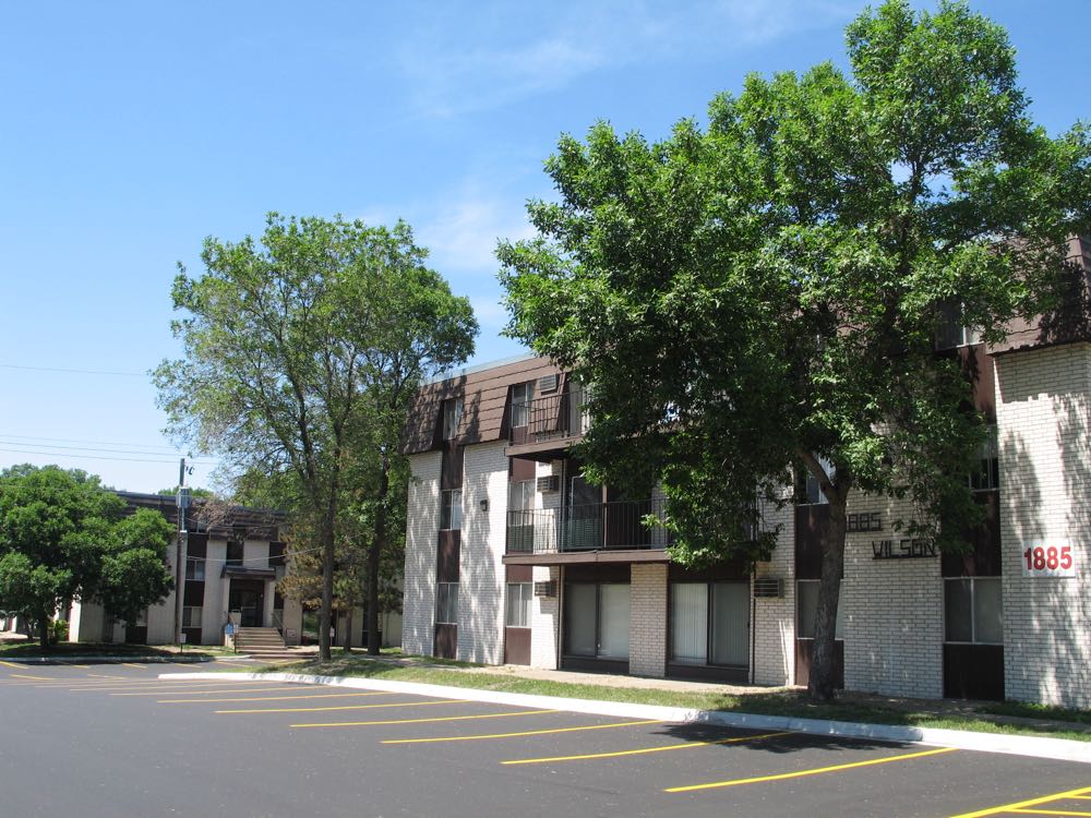 The oak courtyard between the Ridgewood buildings